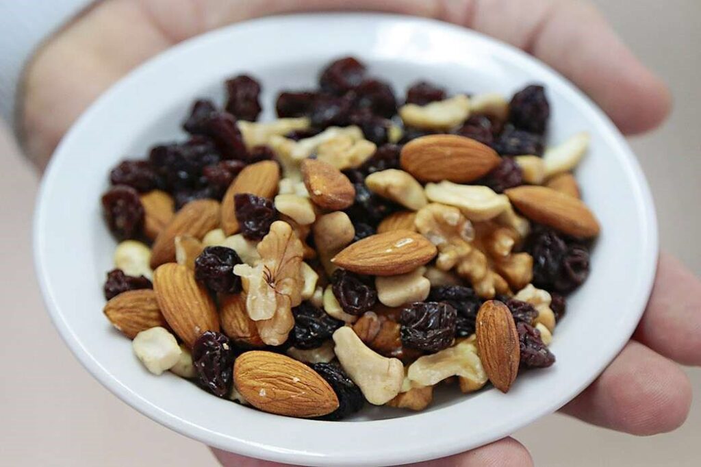 pasas, nueces y almendras alimentos que te ayudan a combatir el frío