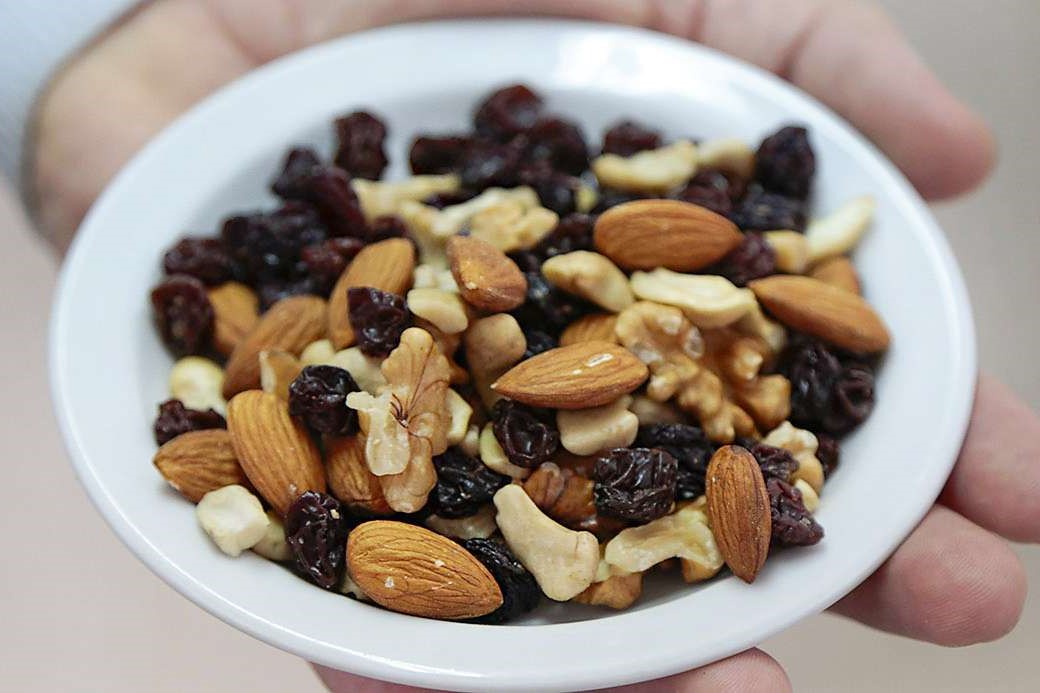 pasas, nueces y almendras alimentos que te ayudan a combatir el frío