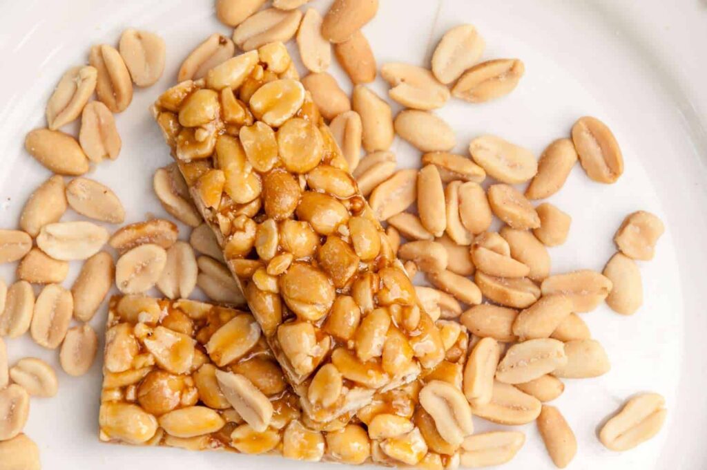 turrón artesanal de maní cortado en porciones, entre maies, sobre un plato